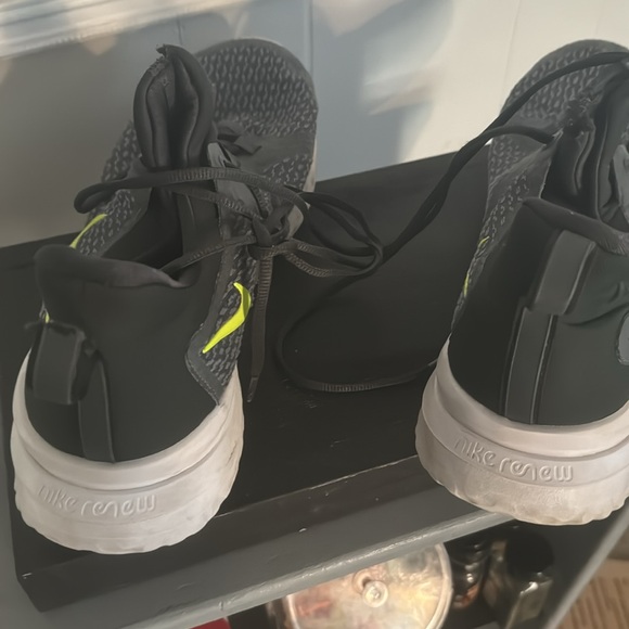 Men’s size 14 running shoes by Nike, charcoal grey. Gently used. - Picture 2 of 4